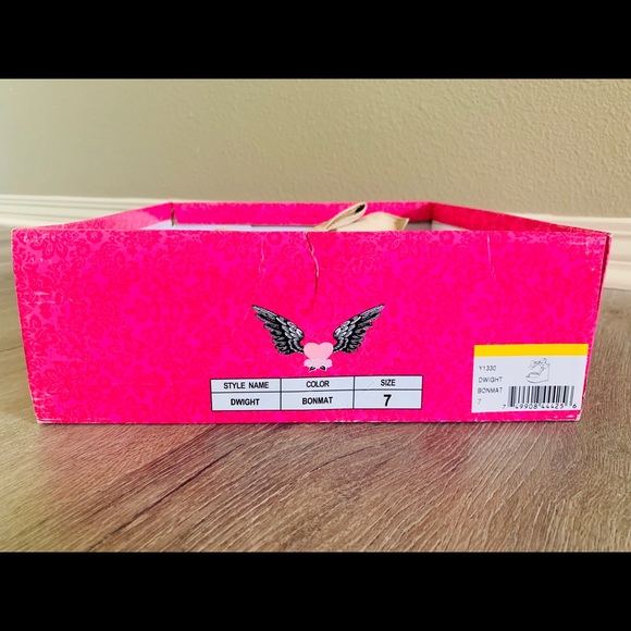 Penny loves Kenny wedges. - Picture 3 of 6